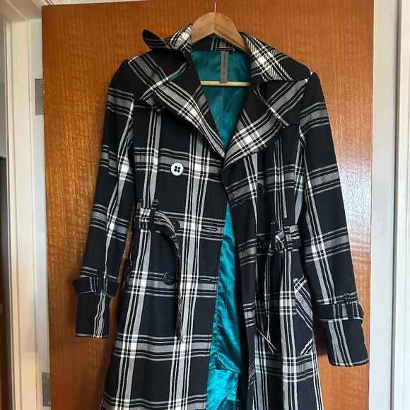 Black and White Trench Coat - Picture 3 of 8